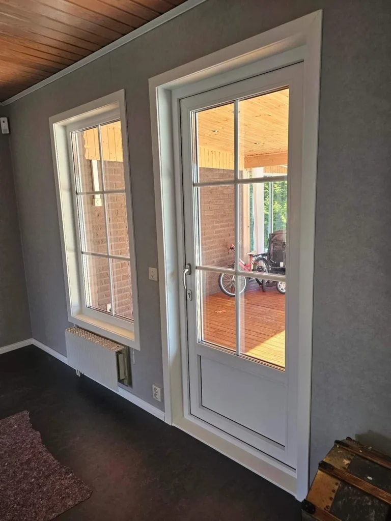 Nya fönster som monterats på dörr och fönster